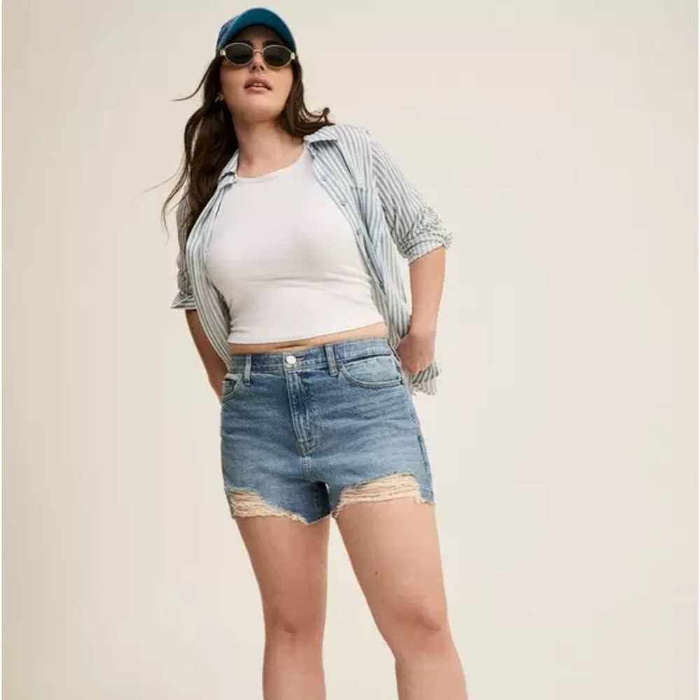 Torrid 3.5'' Destructed Denim Short NWT